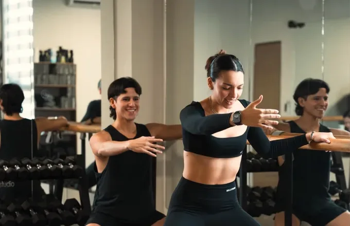Clase de Barre con pesas en la barra del salón LAB de Naü Studio