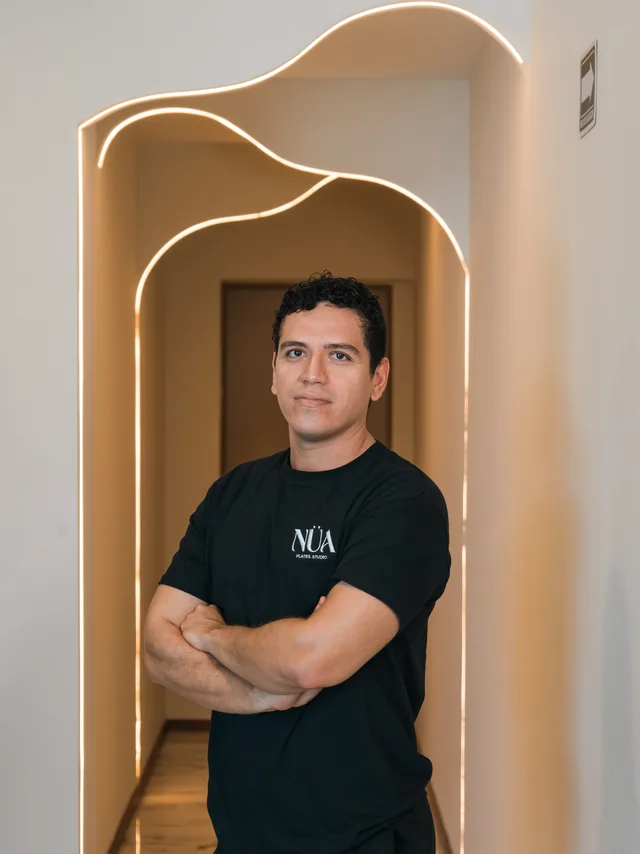 Coach Eru Casas en el estudio Naü de Cancún