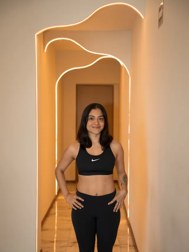 Coach Gaby Castro en el estudio Naü de Cancún