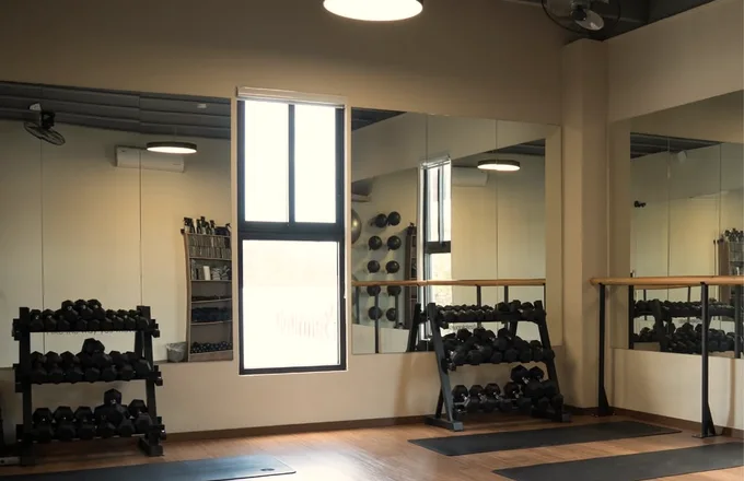 Salón NAÜ LAB de entrenamiento funcional con espejos y pesas
