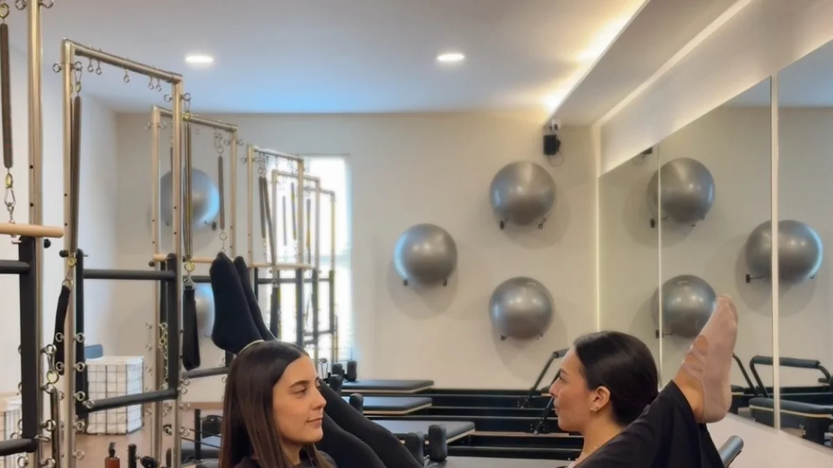 Dos alumnas en su clase de pilates reformer en Naü Studio Cancún
