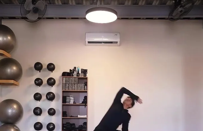 Postura de yoga en el salón Naü Lab de Naü Studio Cancún